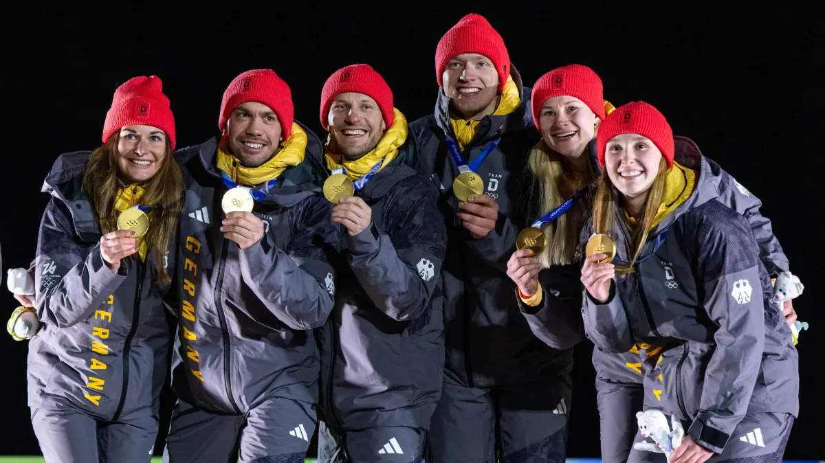 ITA, Olympische Spiele Milano Cortina 2026, Olympia, Rodeln Teamstaffel, 12.02.2026: TAUBITZ Julia, WENDL Tobias, ARLT Tobias, LANGENHAN Max, EITBERGER Dajana, MATSCHINA Magdalena (Deutschland) jubeln auf dem Podium bei der Siegerehrung ueber Sieg und Gold Medaille,
ITA, Olympische Spiele Milano Cortina 2026, Olympia, Rodeln Teamstaffel, 12.02.2026
Foto: Eibner-Pressefoto/Michael Memmler