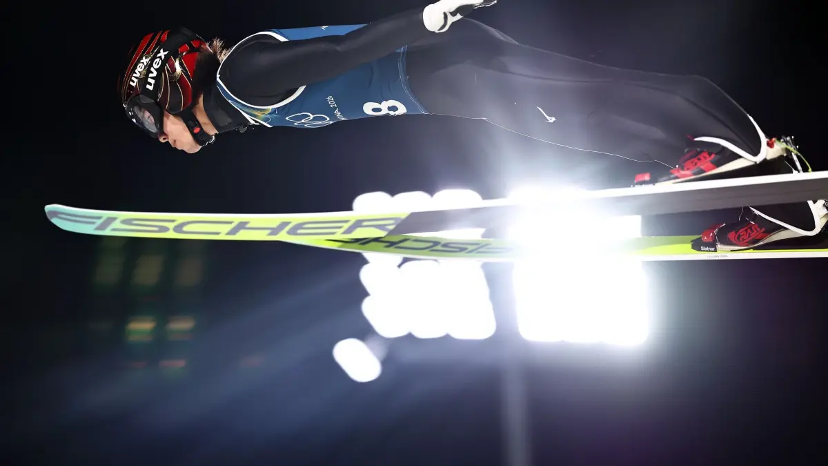 Olympische Winterspiele 2026: 12.02.2026, Italien, Predazzo: Olympia, Olympische Winterspiele Mailand Cortina 2026, Ski nordisch/Skispringen, Großschanze, Training, Männer, Ren Nikaido (Japan) in Aktion. Foto: Daniel Karmann/dpa +++ dpa-Bildfunk +++