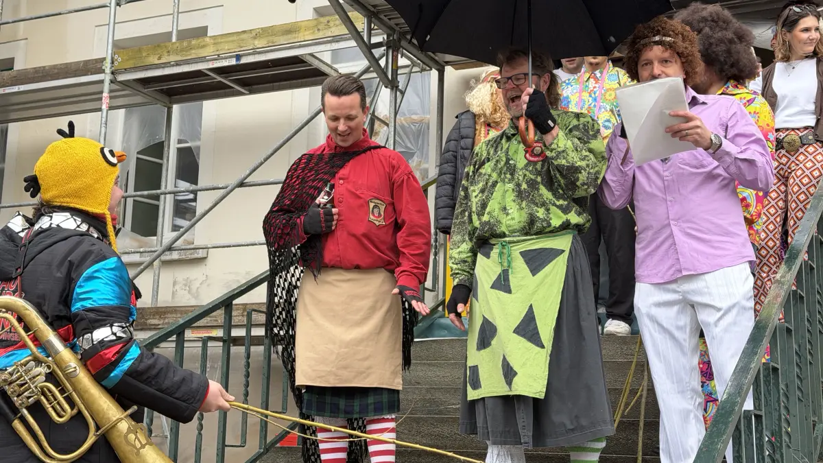 Die Narren stürmen das Rangendinger Rathaus am Schmotzigen.