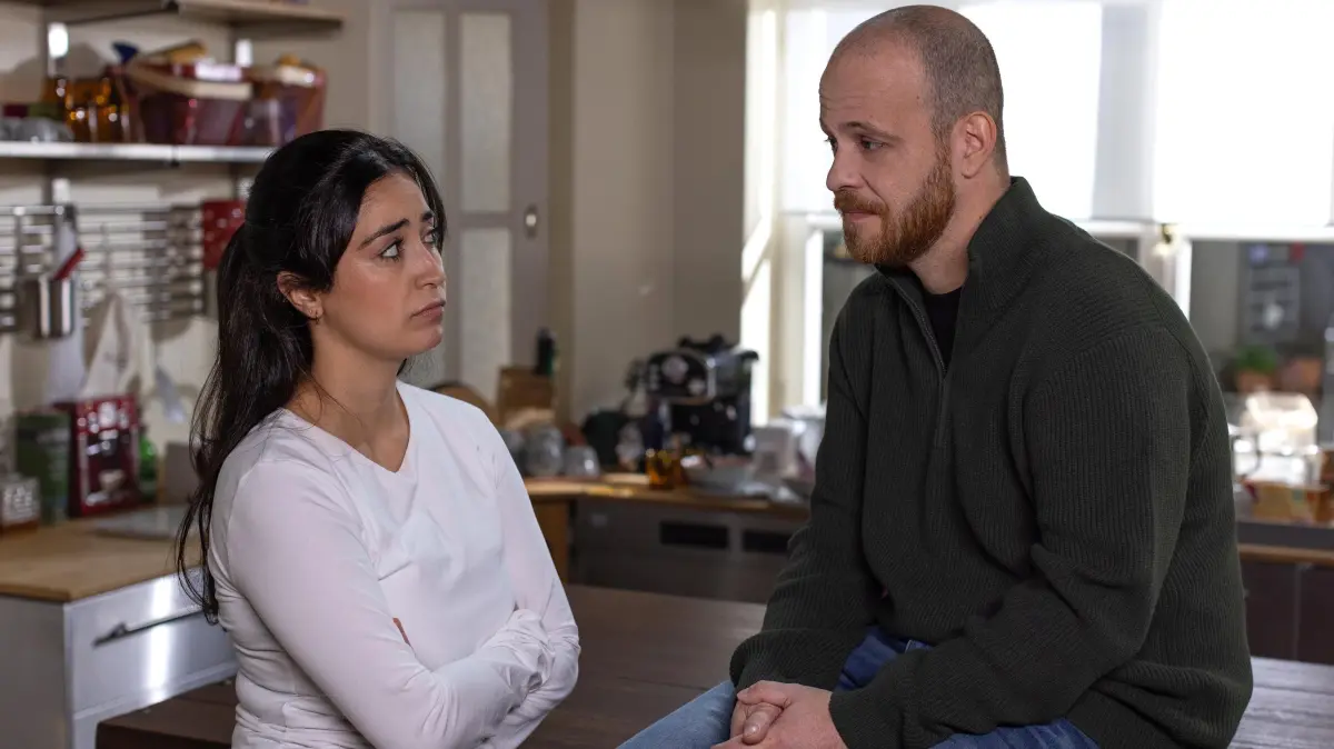 Zwischen Esma (Özge Delioglan) und Tobias (Patrick Müller) wird aus Harmonie plötzlich Ernst, als das Baby-Thema erste Risse in ihrer Beziehung offenlegt.