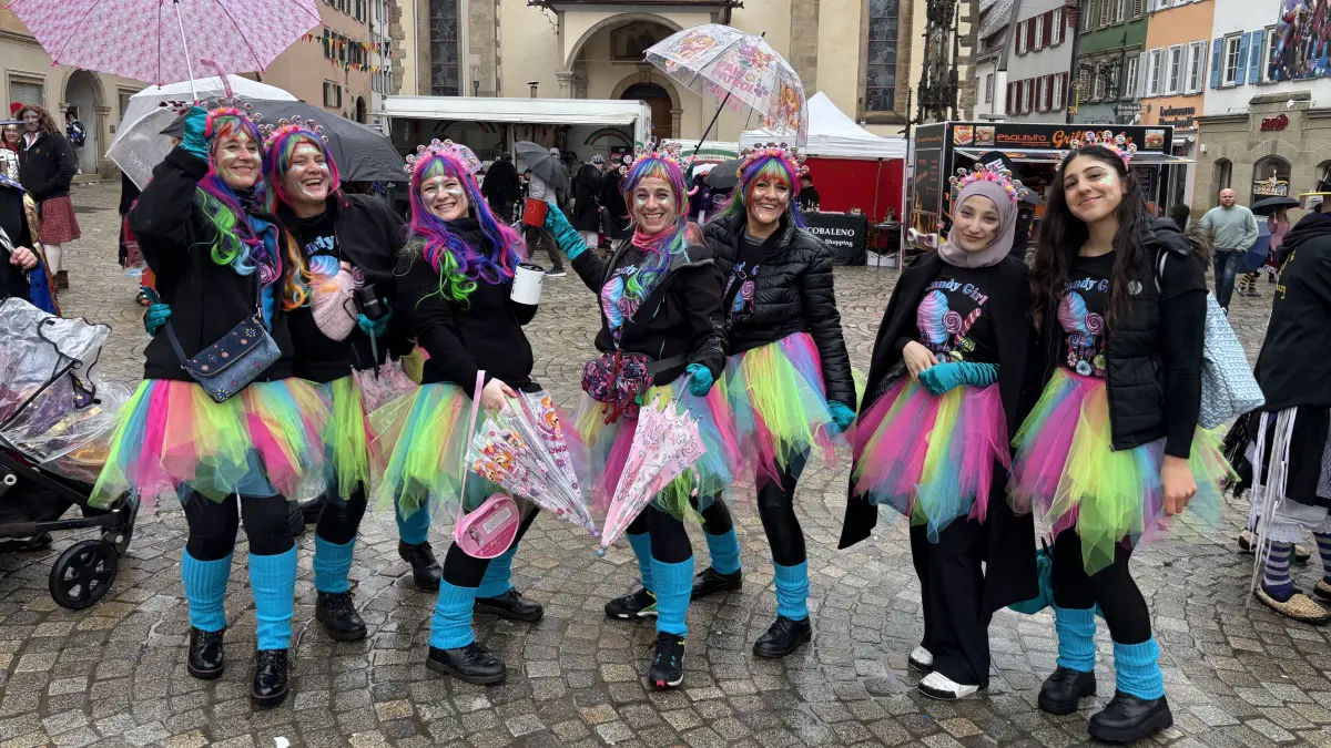 Bunte Damen auf dem Marktplatz – sie arbeiten im Alltag alle in einer Rottenburger Praxis.