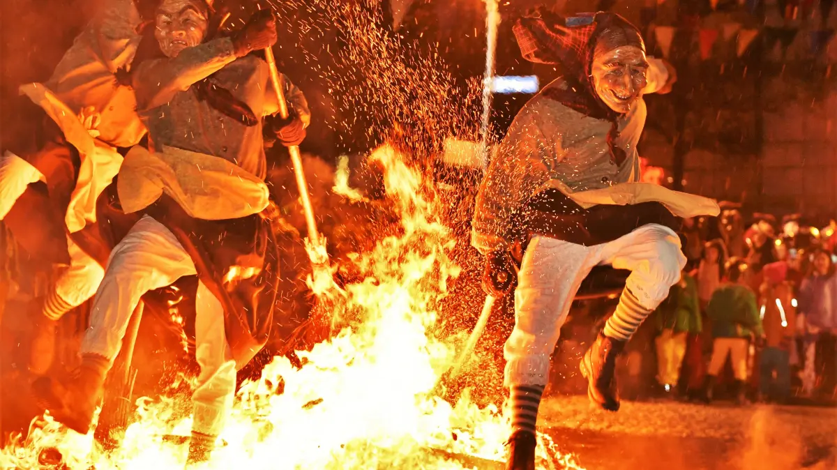 Trotz Böen und Regen: Der Glombige Donnerstag in Ehingen bereitete Narren und Zuschauern auch in diesem Jahr viel Freude. Das Feuerwerk begeisterte,