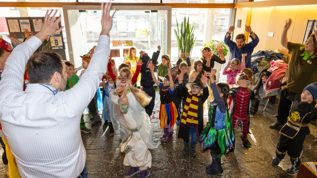 Rathaussturm Albershausen, Bürgermeister Jochen Bidlingmaier feiert mit Kinder aus beiden Kindergärten Löwenzahn und Pusteblume