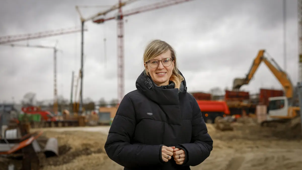 Katrin Albsteiger im neuen Baugebiet Illerpark - mit Baustelle im Hintergrund