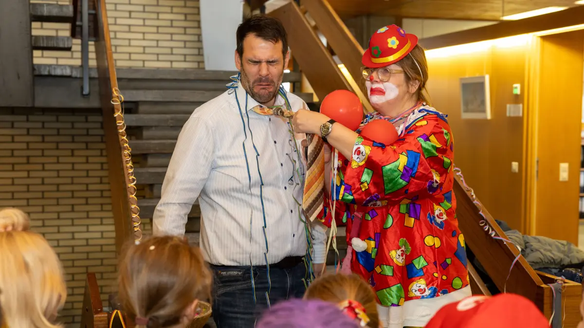 Rathaussturm Albershausen, Bürgermeister Jochen Bidlingmaier feiert mit Kinder aus beiden Kindergärten Löwenzahn und Pusteblume