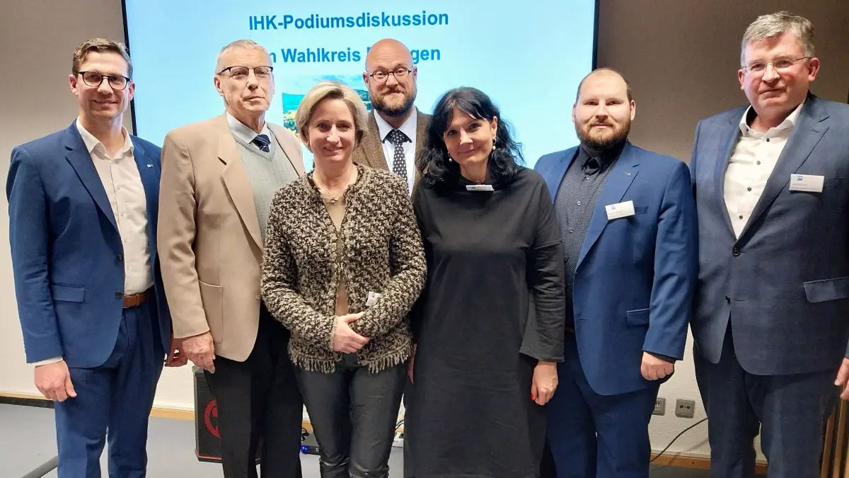 Die Ansichten der Direktkandidaten aus dem Wahlkreis Balingen zu Wirtschaftsthemen standen beim IHK-Wahlpodium in Albstadt im Fokus: Moderator Matthias Miklautz (von links) befragte Hans-Peter Hörner (AfD), Nicole Hoffmeister-Kraut (CDU), Albrecht Raible (FDP), Katja Weiger-Schick (SPD) und Maurice Rössler (Bündnis 90/Die Grünen). Joachim Link (rechts), Vorsitzender des IHK-Gremiums für den Zollernalbkreis, verfolgte die Diskussion gespannt.