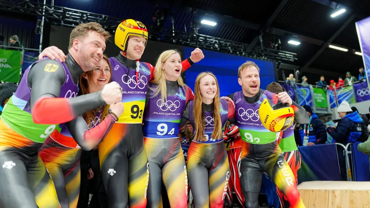 Olympische Winterspiele 2026: 12.02.2026, Italien, Cortina Džampezzo: Olympia, Olympische Winterspiele Mailand Cortina 2026, Rodeln, Staffel, Mixed im Cortina Sliding Centre, Tobias Wendl (l-r), Julia Taubitz, Max Langenhan, Dajana Eitberger, Magdalena Matschina und Tobias Arlt jubeln im Ziel über ihren Sieg. Foto: Michael Kappeler/dpa +++ dpa-Bildfunk +++