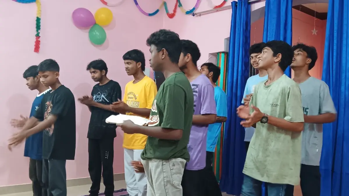 Impressionen aus Indien: Singen im Gottesdienst.