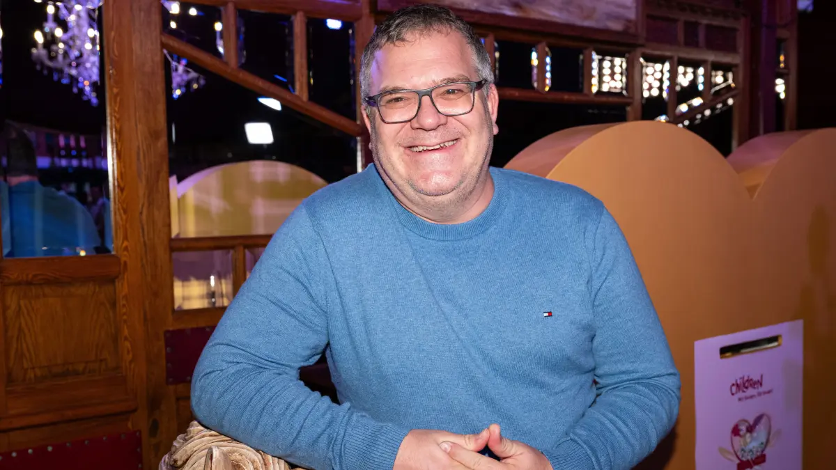 Moderator Elton hilft beim ESC-Vorentscheid für Österreich mit. Er ist einer von drei Studio-Experten.