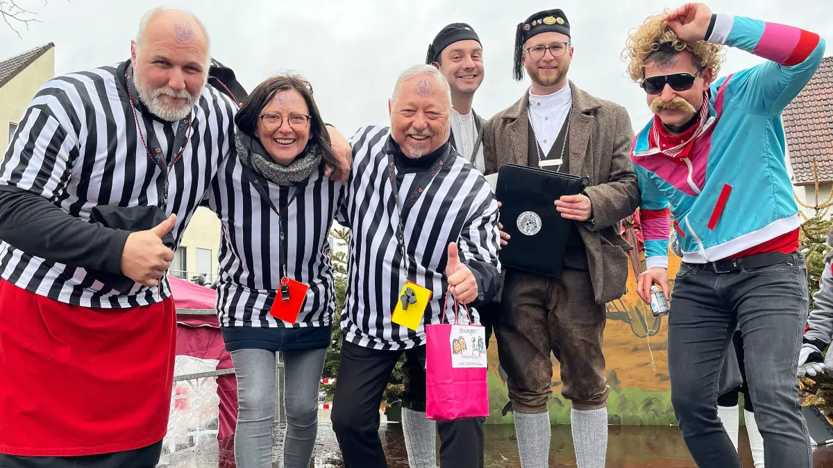 Fitness-Trainer Roman Waizenegger nach der Huldigung (rechts) mit von rechts: Narrenvater Jonas Ott, Vize Paul Hasle sowie den Schiris unter den Ortsvorstehern Joachim Breimesser, Wessingen, Carmen Schoy, Thanheim, und Andreas Fecker, Zimmern.