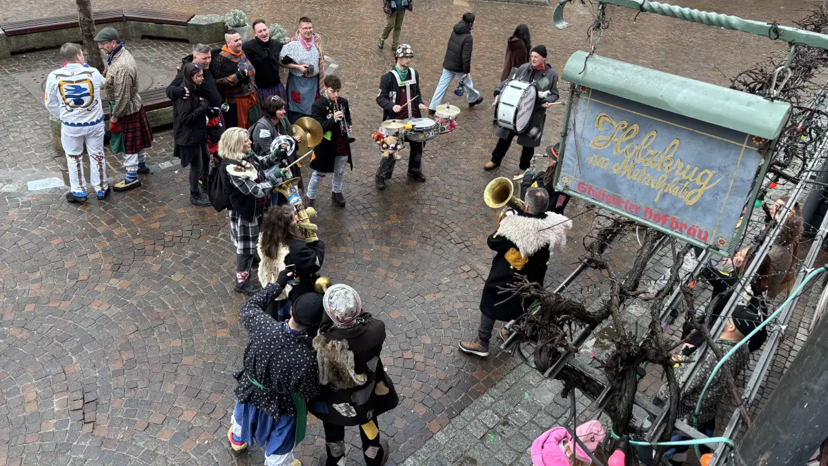 Auch auf dem Metzelplatz schunkeln die Narren zur Musik der Kapellen.