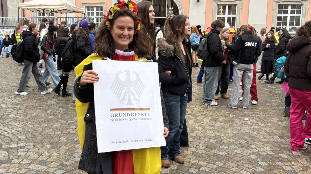 Dorothea Rieger will mit ihrem Kostüm die Bedeutung des Grundgesetzes darstellen.