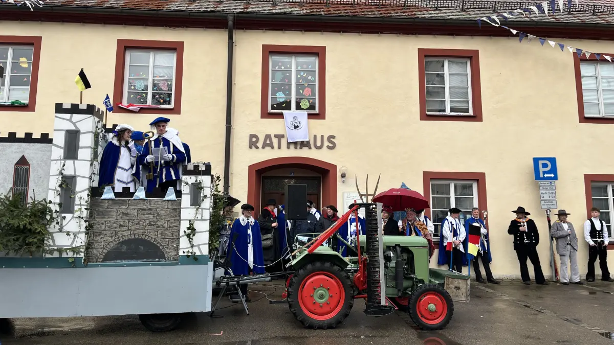 Absetzung der Bürgermeisterin. Fasnet 2026 in Zwiefalten. Narrenzunft Rälle. Burggrafenpaar Florian Mack und Lea Baier.