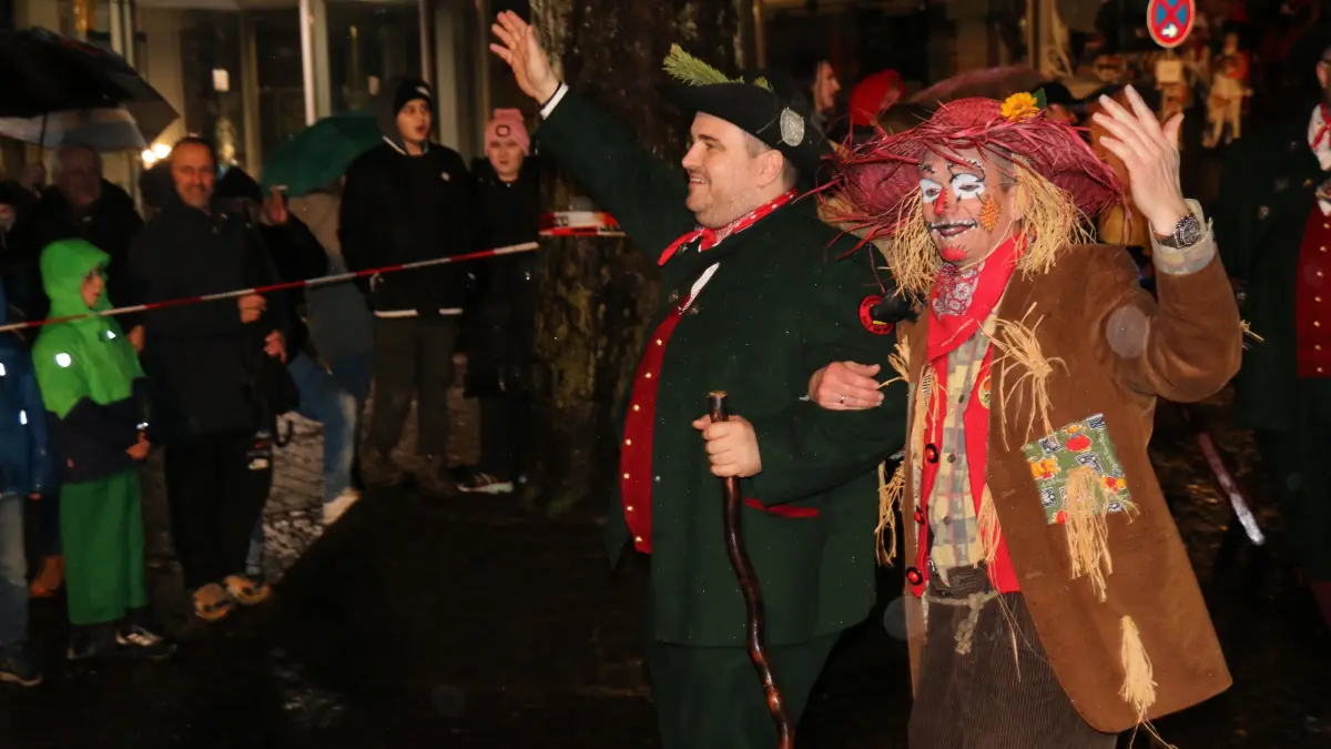 Zunftmeister Timo Holst und der Schultes als farbenfrohe Vogelscheuche lassen sich vom Regen nicht die gute Laune vermiesen.