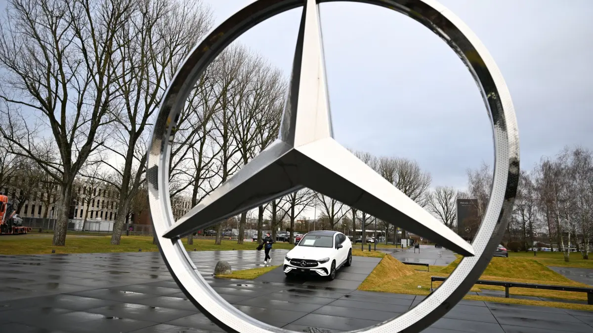 Mercedes-Benz-Group AG - Jahreszahlen 2025: 12.02.2026, Baden-Württemberg, Sindelfingen: Das Markenlogo des Fahrzeugherstellers Mercedes-Benz steht vor dem Kundencenter. Die Mercedes-Benz-Group AG stellt im Rahmen einer Bilanz-Pressekonferenz ihre Jahreszahlen 2025 vor. Foto: Bernd Weißbrod/dpa +++ dpa-Bildfunk +++