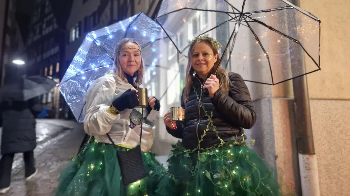 Auch im Regen lässt es sich feiern. Die Damen aus Bildechingen jedenfalls sind mit Schirmen gewappnet.