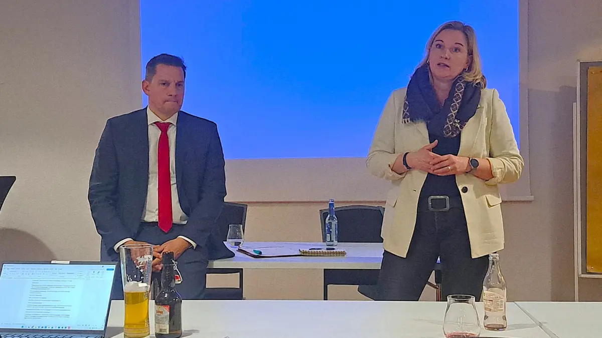 Johannes Fechner (links) kam zu einer Veranstaltung mit Bettina Ahrens-Diez (rechts) nach Horb.