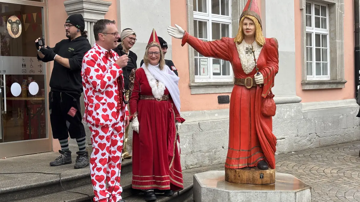 Gräfin Mechthild – gedoppelt! Sie begrüßt mit Oberbürgermeister Stephan Neher die Narren.