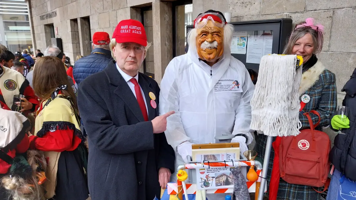 Mütze, Krawatte und Mimik zum Verwechseln ähnlich: Albstadts Oberbürgermeister Roland Tralmer hat sich am Schmotzigen Donnerstag als US-Präsdient Donald Trump verkleidet.