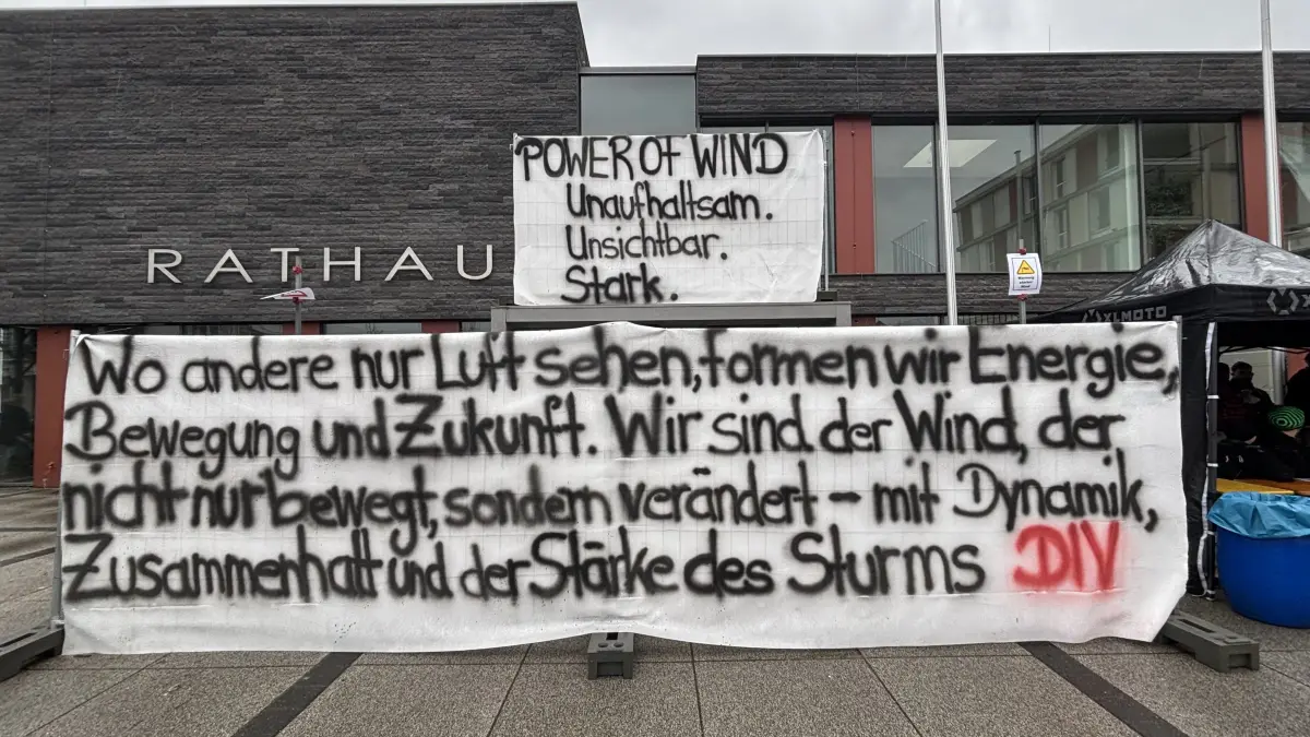 Mit den Worten "Herzlich Willkommen in Powerland Dußlingen" begrüßte Bürgermeister Thomas Hölsch Dußlinger Kinder und Burghexa vor dem Rathaus.