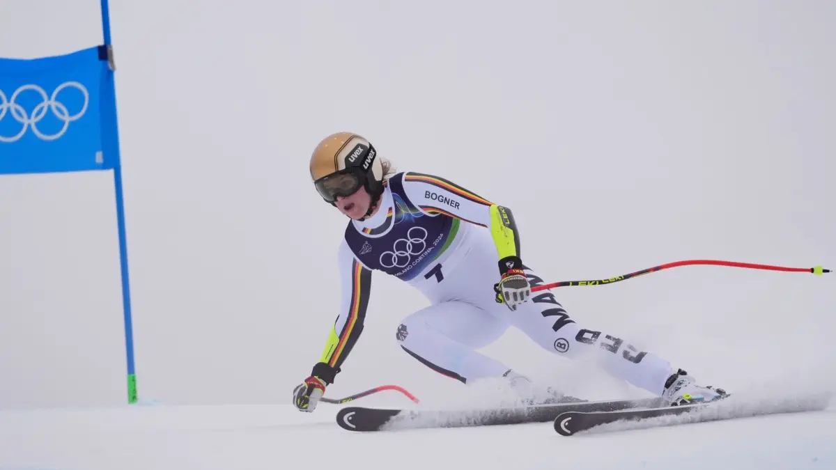 Olympische Winterspiele 2026: 12.02.2026, Italien, Cortina d'Ampezzo: Olympia, Olympische Winterspiele Mailand Cortina 2026, Tofane Alpin Centre, Ski alpin, Super G, Frauen, Emma Aicher (Deutschland) ist auf der Strecke unterwegs. Foto: Robert F. Bukaty/AP/dpa +++ dpa-Bildfunk +++
