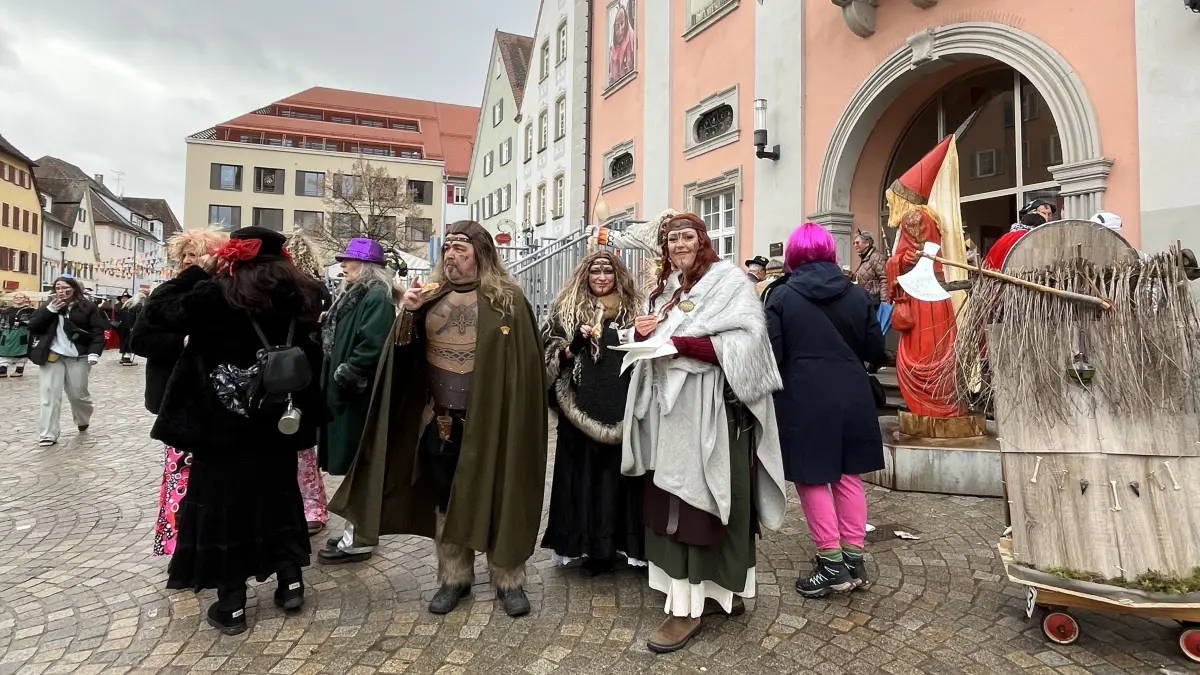 Wikinger aus Rottenburg kapern das Rathaus