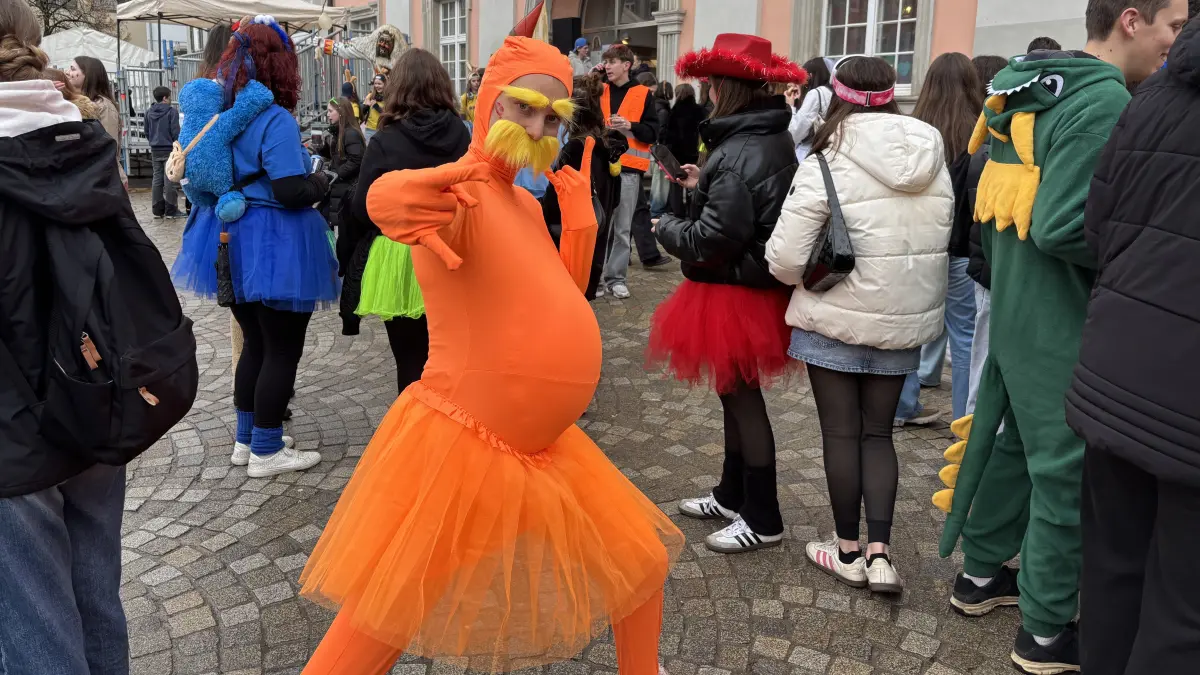 Der Lorax, bekannt aus dem gleichnamigen Animationsfilm, posiert bei der Schülerfasnet vor dem Rathaus.