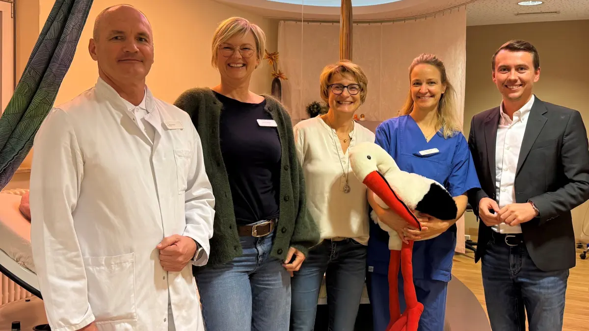 Markus Zenz, Chefarzt für Gynäkologie und Geburtshilfe, die Hebammen Dana Adam, Katrin Kleiner und Jessica Wenzler und Klinikgeschäftsführer Moritz Lang stehen gemeinsam für die Geburtshilfe in Rottweil.