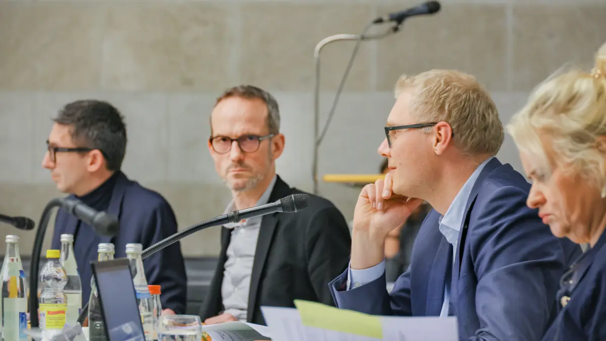 Gemeinderat Schwäbisch Hall tagt in der Blendstatthalle in Schwäbisch Hall - Es geht um den Haushalt / Doppelhaushalt - Oberbürgermeister Daniel Bullinger mit Bürgermeister Peter Klink und Marcel Miara