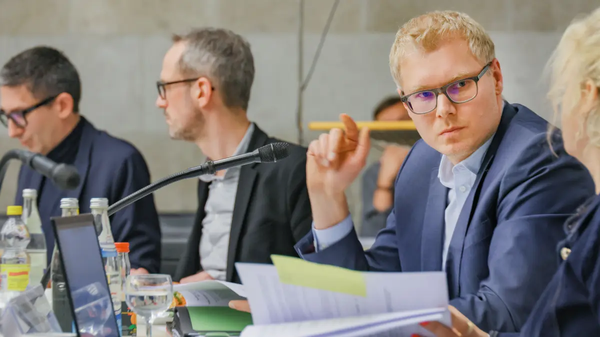Gemeinderat Schwäbisch Hall tagt in der Blendstatthalle in Schwäbisch Hall - Es geht um den Haushalt / Doppelhaushalt - Oberbürgermeister Daniel Bullinger mit Bürgermeister Peter Klink und Marcel Miara