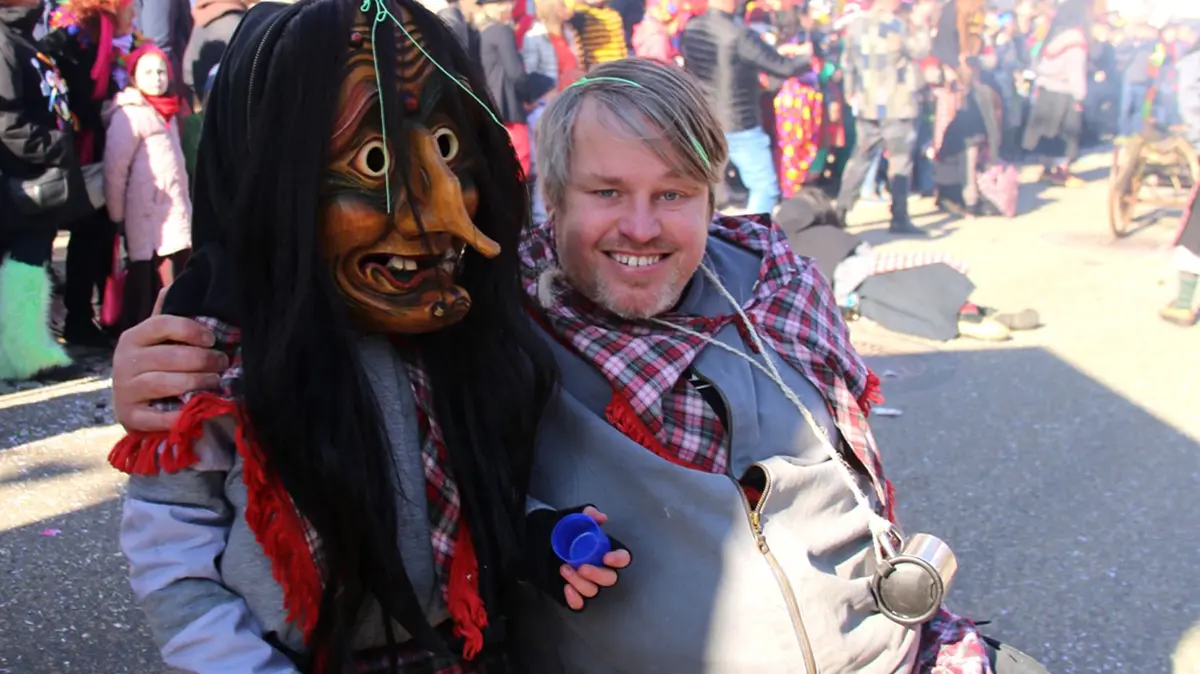 Sascha Heumesser mit seinem Sohn Dominik als Börstinger Schwindelsteinhexen beim letztjährigen Fasntsumzug in Weitingen.