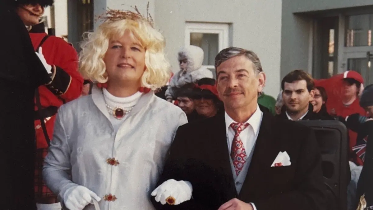 Camilla und Charles auf dem Alten Schulhof beim Bad in der Menge.