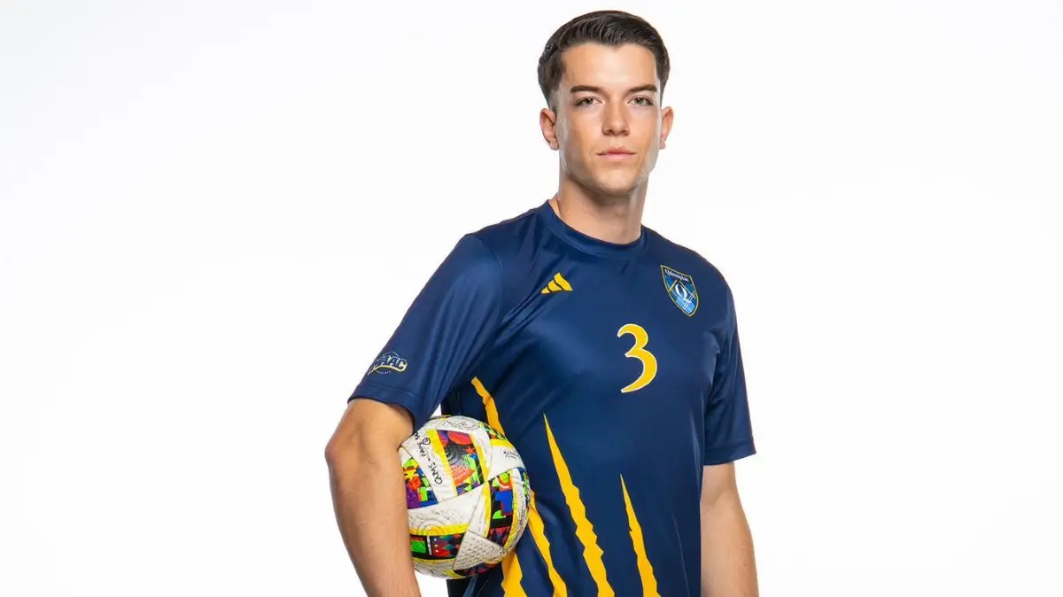 Fynn Ost (ehemals Kapitän der U19 des SSV Ulm 1846 Fußball) aus Ebersbach/Fils im Trikot der College-Mannschaft Quinnipiac Bobcats.