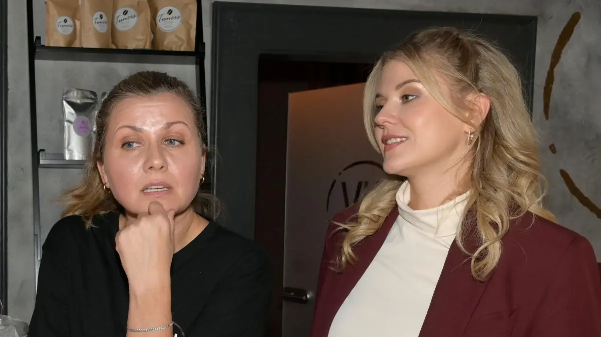 Sabine (Jessica Boehrs) genießt die Zeit in Berlin. Auch ihre Tochter Alicia (Josefin Bressel) freut sich, mehr Zeit mit ihrer Mama zu verbringen.