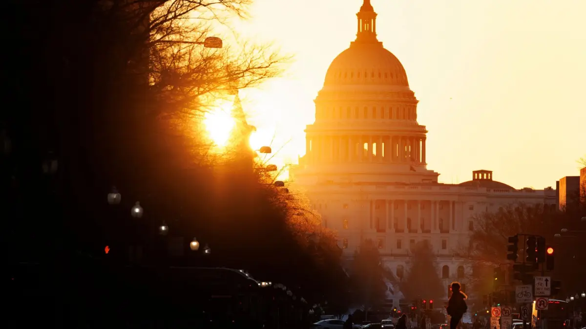 US-Kapitol in Washington: 13.02.2026, USA, Washington: Menschen gehen bei Sonnenaufgang über die Pennsylvania Avenue in der Nähe des US-Kapitols. Foto: Tom Brenner/AP/dpa +++ dpa-Bildfunk +++