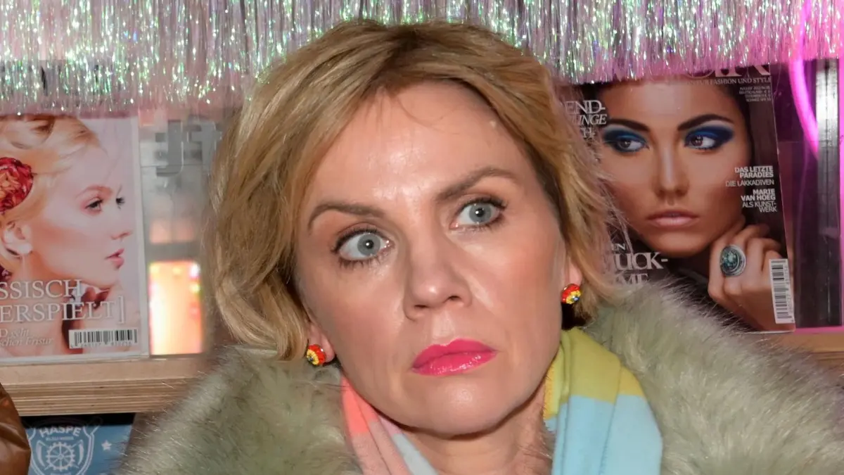 Yvonne (Gisa Zach) erfährt, dass es Zoe auf sie abgesehen hat.