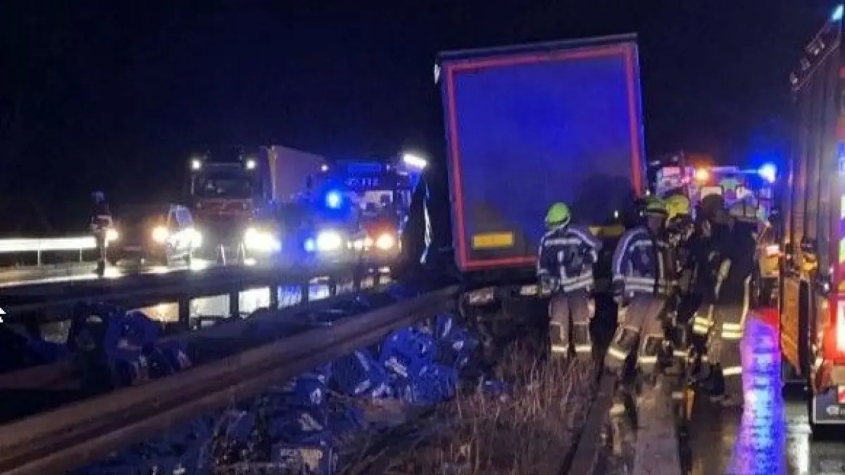 Rund 100 Bierkisten landen nach einem Lkw-Unfall auf der A6 bei Feuchtwangen auf den Fahrspuren.