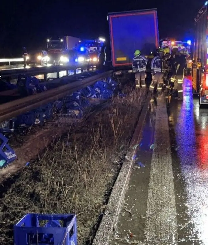 Mit Sattelzug in Mittelleitplanke – 100 Bierkisten auf der Autobahn