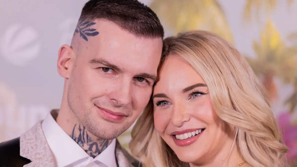 Erik Stehfest und Franziska Temme kamen gemeinsam zur „Promis unter Palmen“-Premiere.