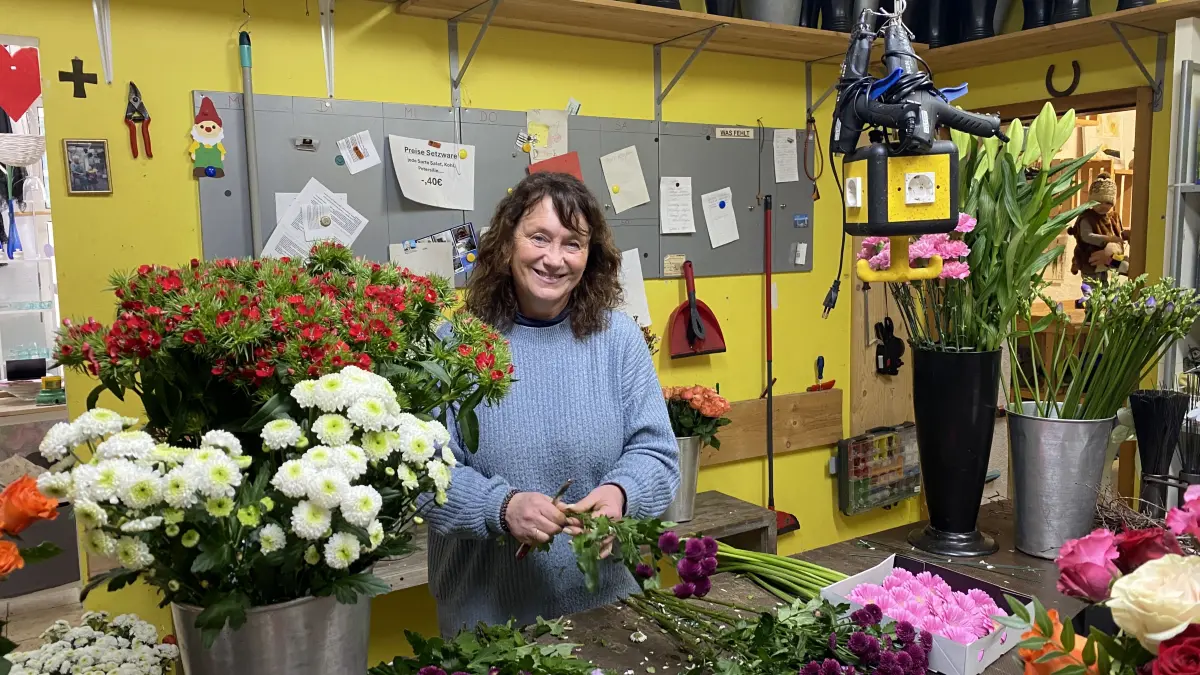 Jutta Haimerl in ihrem Blumengeschäft in Allmendingen. Hier ist man auf den Valentinstag vorbereitet.