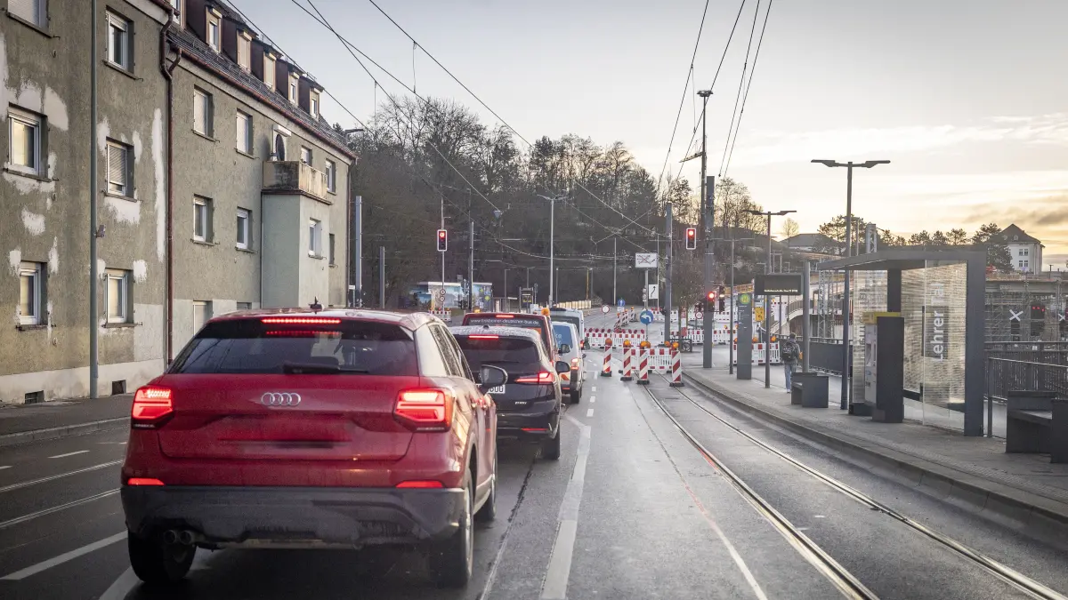 Kienlesbergstraße gesperrt: Wie wirkt sich das auf den Verkehr aus? (Blaubeurer Straße) Und wie auf den ÖPNV (Lotsen helfen an vier Stellen aus)
