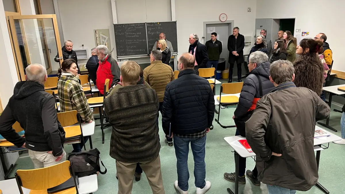 Stadtbaumeister Reiner Wössner erläutert den Mitgliedern des Technischen Ausschusses bei der Besichtigung der Grund- und Werkrealschule Sulz, weshalb sich die Stadt für Fenster aus Alu und Holz entschieden hat.