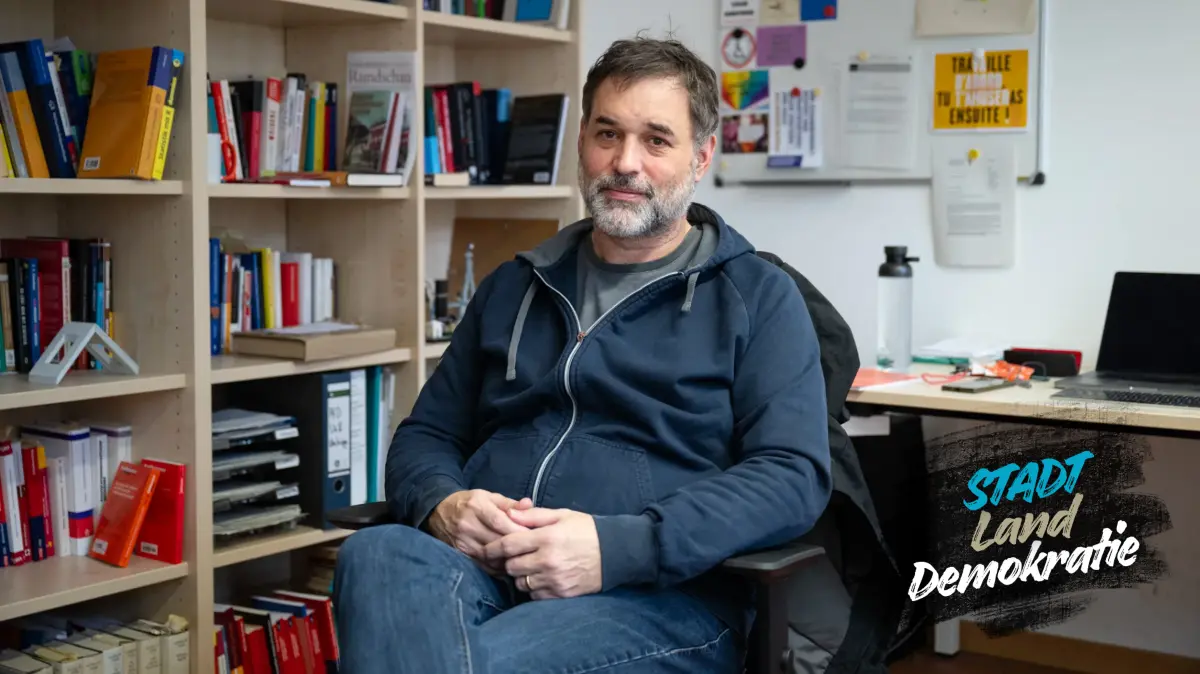 Rolf Frankenberger in seinem Büro des Instituts für Rechtsextremismusforschung in Tübingen.