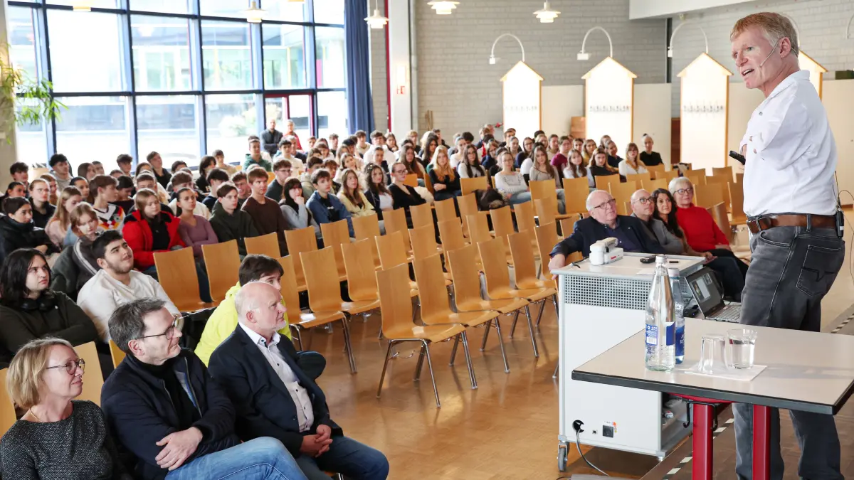 Matthias Berg spricht im Schulzentrum West in Hall über sein vielseitiges Leben mit Contergan-Behinderung.