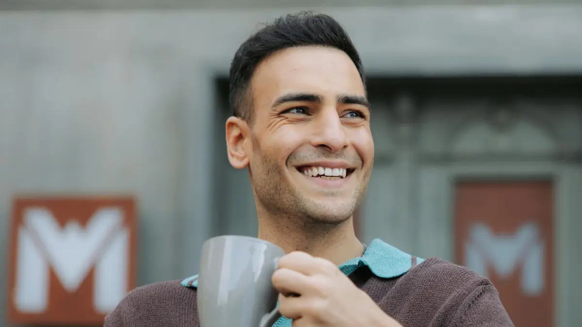 Nihat (Timur Ülker) sorgt mit seinem Charme für Aufsehen bei Sabine.