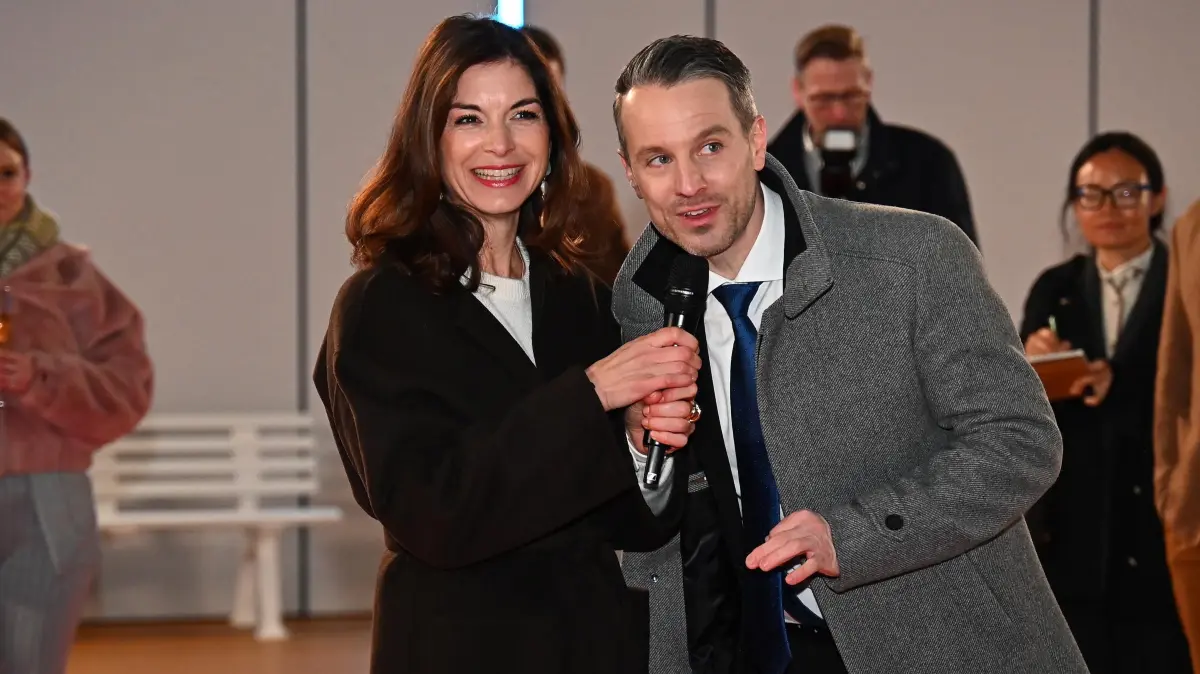Gabriella (Bianca Hein) und Kilian (Marc Dumitru) können ihre Liebe nicht mehr geheim halten. Simone (Tatjana Clasing) ertappt die beiden zusammen.