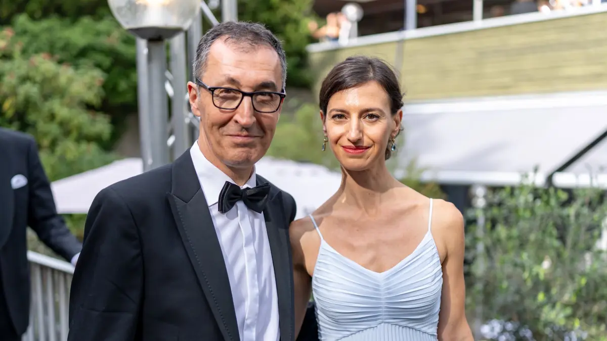 Start der Bayreuther Festspiele: ARCHIV - 25.07.2025, Bayern, Bayreuth: Cem Özdemir (Bündnis 90/Die Grünen), ehemaliger Landwirtschaftsminister, und seine Partnerin Flavia Zaka gehen während einer Pause über das Festspielgelände. Die Bayreuther Festspiele wurden mit einer Neuinszenierung der Richard-Wagner-Oper «Die Meistersinger von Nürnberg» eröffnet. (zu dpa: ««Überinszeniert»: Kann die Hochzeit Özdemir Prozente kosten?») Foto: Daniel Karmann/dpa +++ dpa-Bildfunk +++