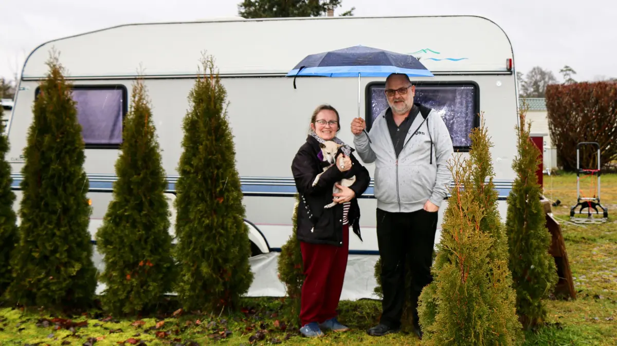 Iris Eberle de Lemos und Jürgen Krippner Von 300 auf 3 Quadratmeter: Mittlerweile ist das Paar in einem Wohnwagen untergekommen, zusammen mit ihrer 17 Jahre alten Hündin Winnie.