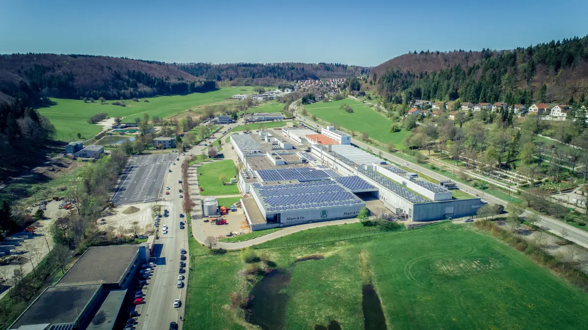 Auf dem Firmengelände von Mayer & Cie. am Tailfinger Ortsrand soll die Produktion im Rundstrickbereich wieder anlaufen.