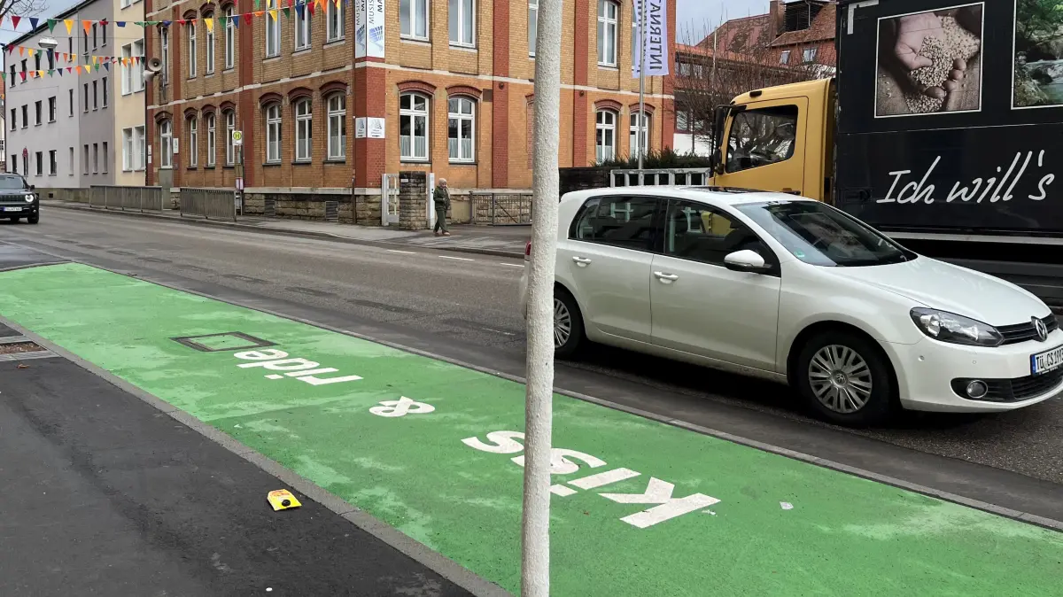 Grüne Fläche für Kiss and Ride vor der Musikschule Rottenburg an der Sprollstraße